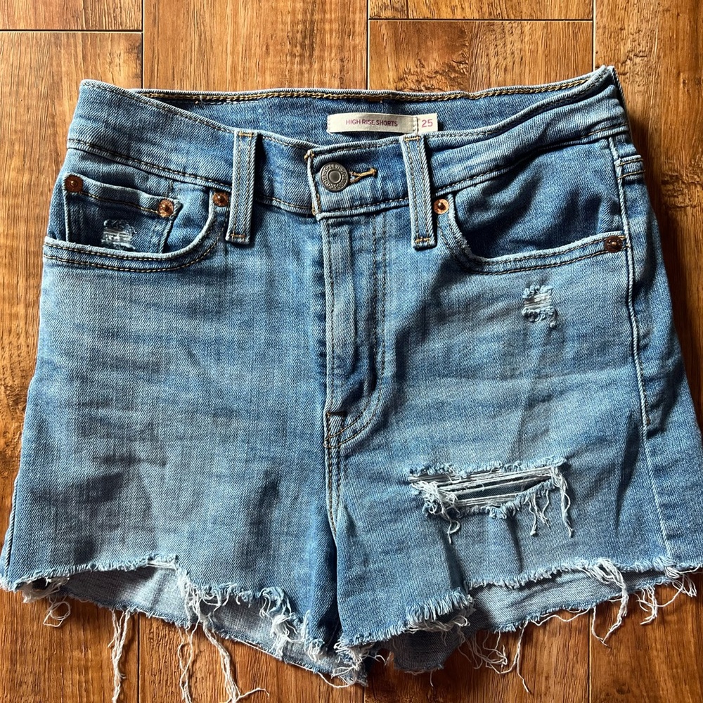 Levi’s Jean ripped shorts